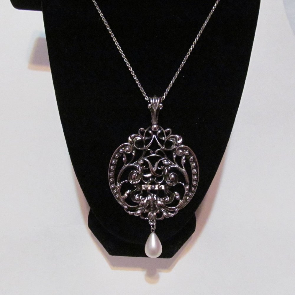 Avon vintage 70`s large silver tone pearl pendant necklace